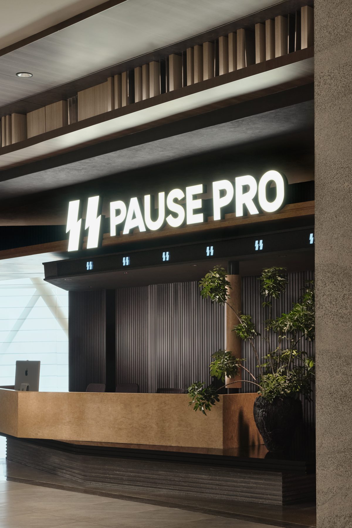 PAUSE PRO 场馆入口与品牌标识